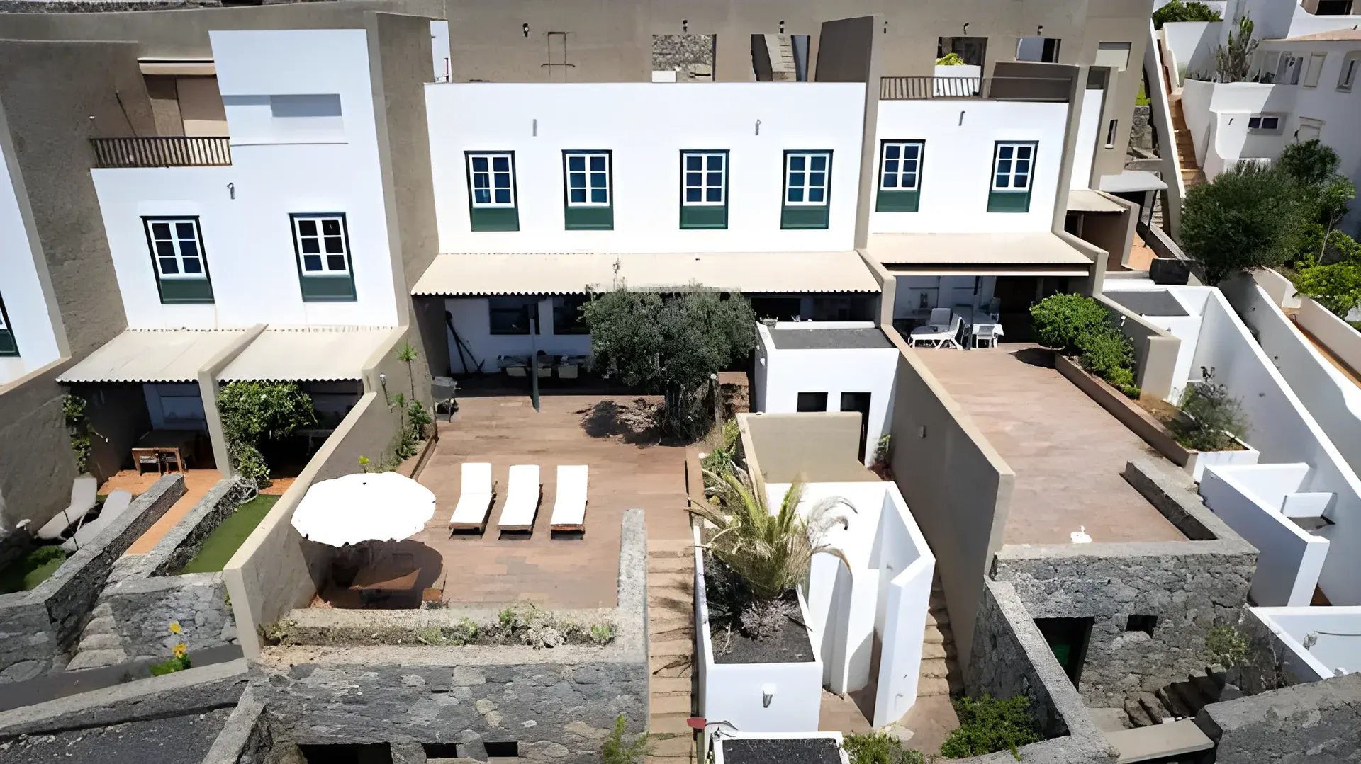 Vista aérea de la villa y su patio
