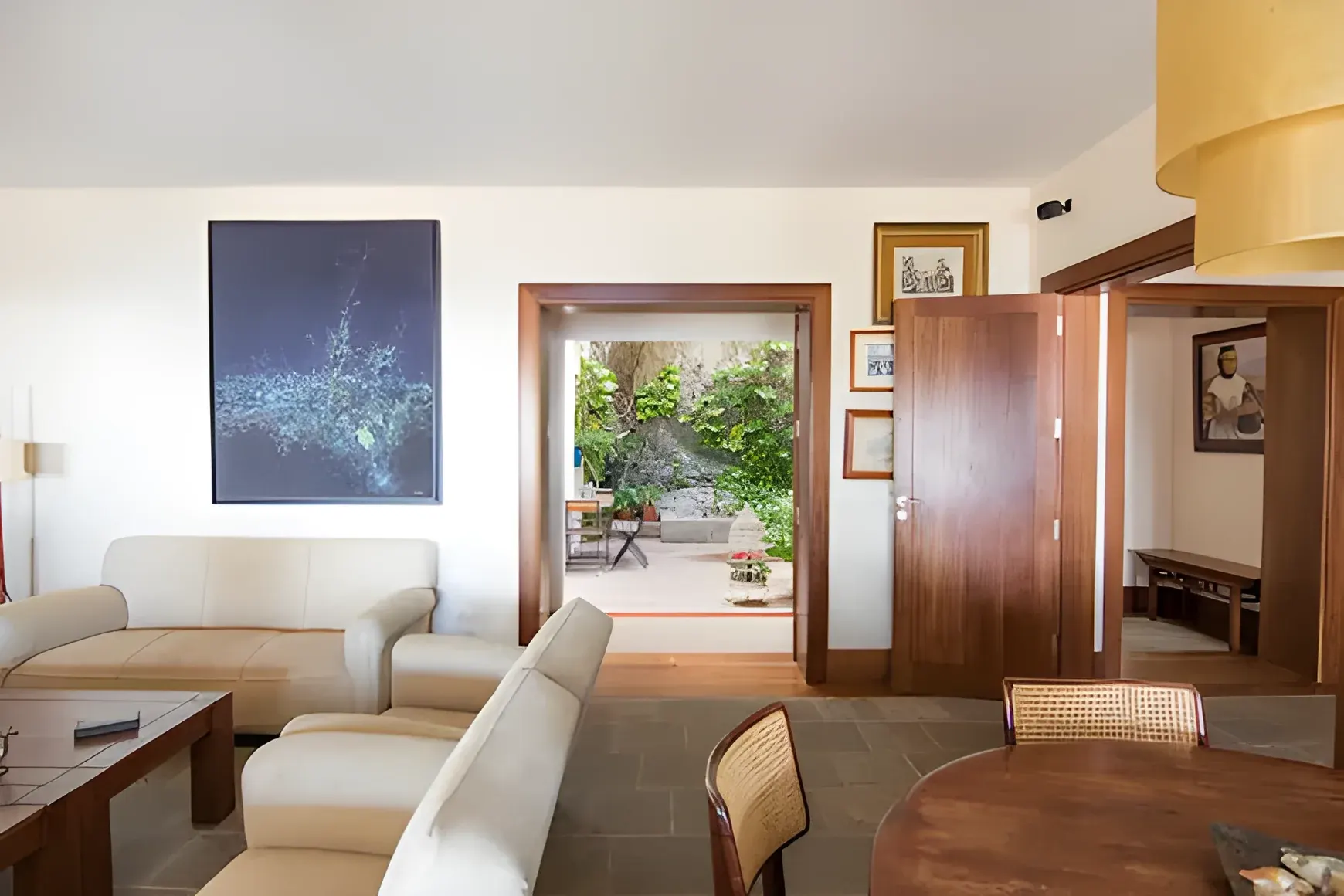 Salón interior con salida al jardín