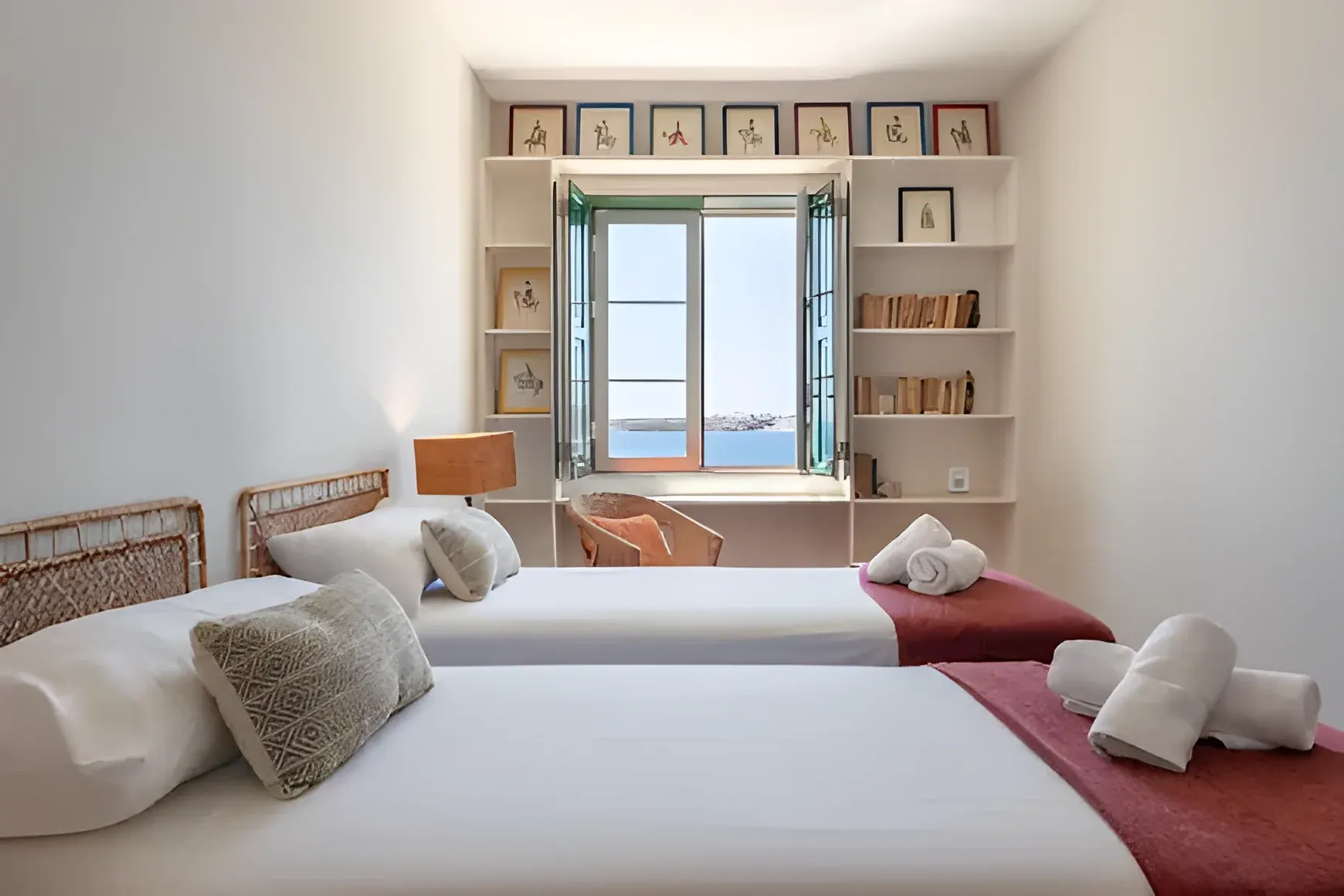 Dormitorio con ventana y vistas al mar